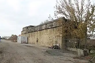 Einer der beiden Ankerblöcke am rechten Ufer