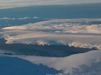 Blick vom Lyaskovets Peak über die South Bay hinweg auf den Pimpirev Beach