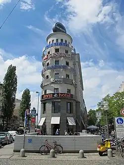 Siebengeschossiges, turmartiges Haus mit diversen Werbeschriften