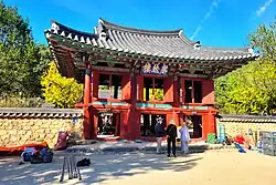 Das Bild zeigt den Hwagyeonnu-Pavillon des Piram-seowon.