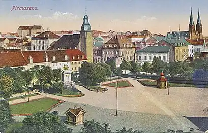 Der Exerzierplatz um 1910, im Hintergrund der Turm der Johanneskirche und die Bayerische Staatsbank