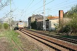 Blick auf den Alten Bahnhof von Pirna mit vorbeifahrendem EuroCity (Zustand vor der Sanierung des Gebäudes)