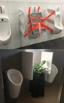 Aufgrund der Abstands­regelung blockierte Urinale