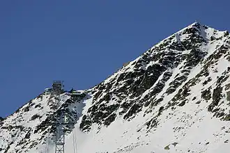 Piz Nair, links die Bergstation der Luftseilbahn (3030 m)