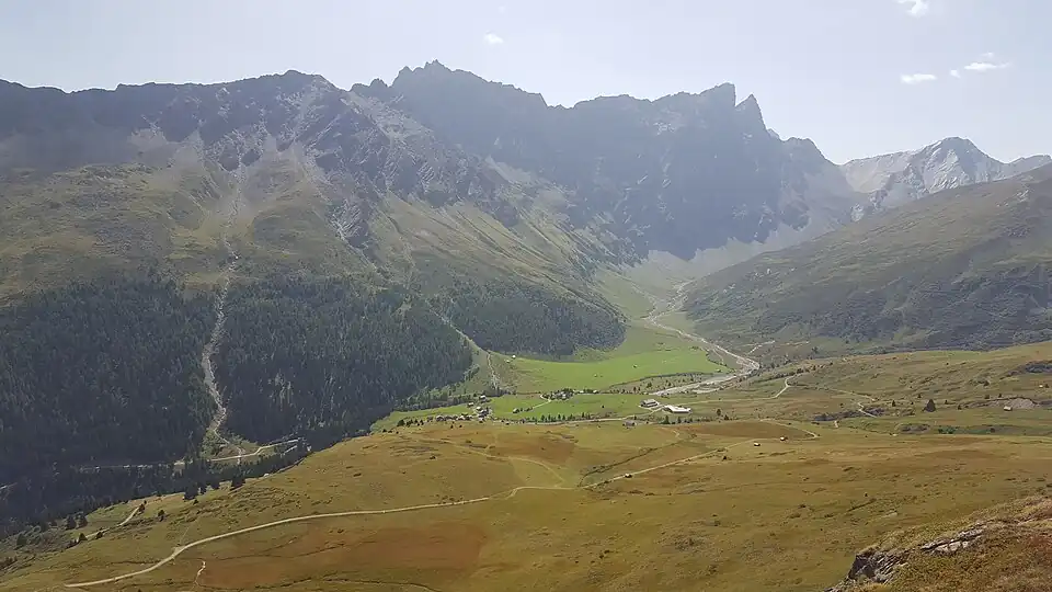Blick nach Süden über Radons, im Hintergrund v.&nbsp;l.&nbsp;n.&nbsp;r. Piz Arblatsch, Piz Forbesch, Piz Platta und Piz Cagniel.