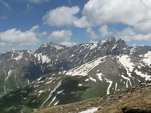Blick zu Piz Arblatsch und Piz Forbesch (hinten) und Piz Mez (vorne).