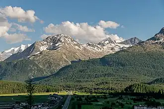 Piz Chalchagn, Piz Mandra, Piz Morteratsch und Piz Tschierva (Pyramide am rechten Rand), aufgenommen von Samedan.