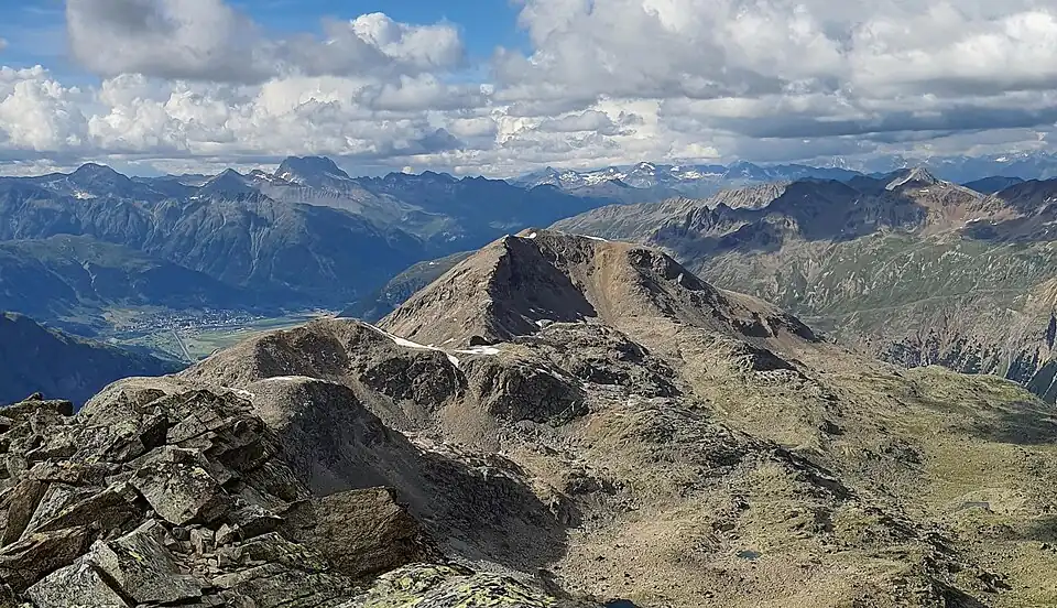 Blick zu Piz Chalchagn und Piz Mandra