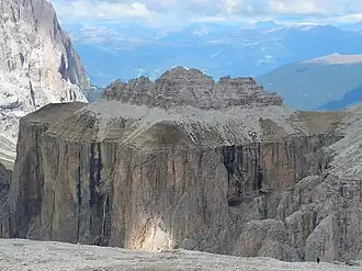 Gipfelaufbau von Osten, rechts die Scharte zum Piz Sëlva, im Hintergrund links der Langkofel und rechts die Raschötzer Alm.