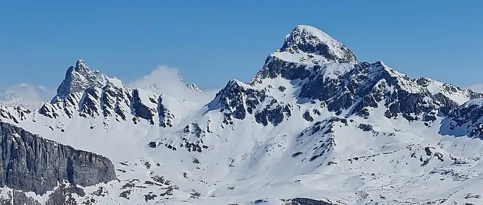 Blick nach Nordosten zu Piz Forbesch (l.) und Piz Platta.