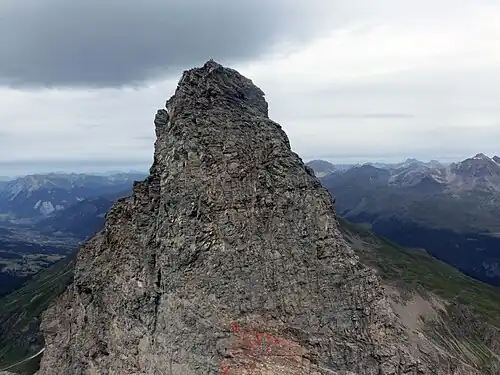 Blick vom Piz Forbesch Pintg zum 60&nbsp;m höheren Piz Forbesch.
