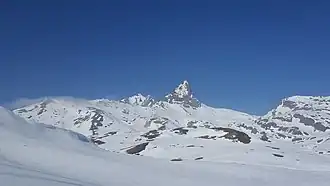 Piz Turba (links) und Piz Forcellina (Mitte), aufgenommen aus der Nähe des Septimerpasses.