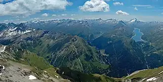 Guggernüll in der Bildmitte oberhalb des hellen Bachs gesehen vom Piz Grisch