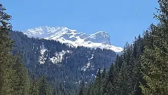 Piz Grisch (l.) und Piz la Mazza, aufgenommen von der Averser Brücke