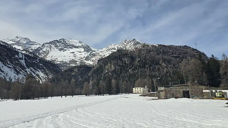 Piz Palü, Piz Caral und Sassal Mason v. l. n. r., aufgenommen von Cavaglia