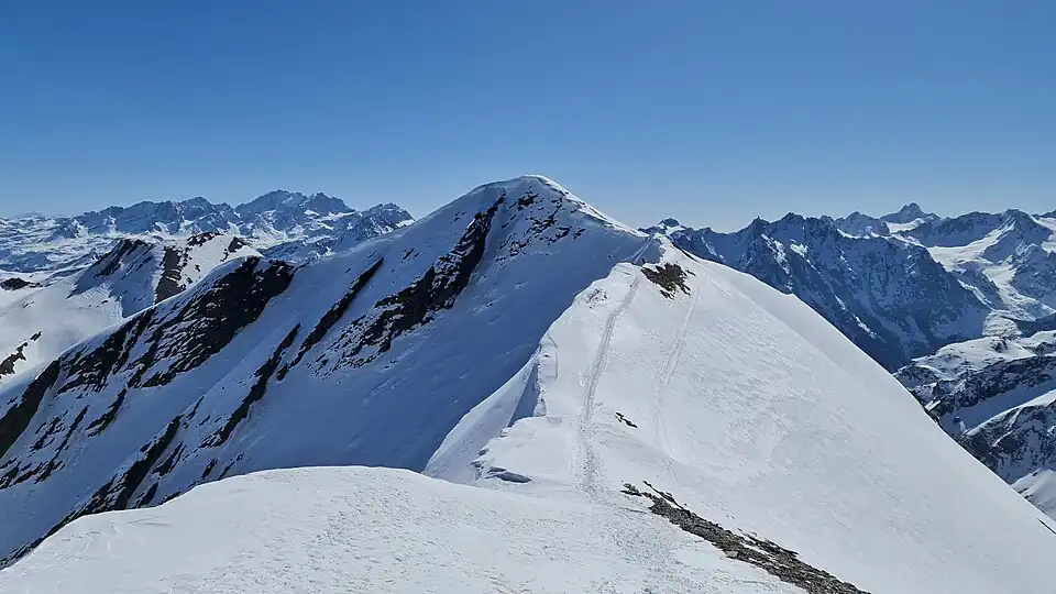 Der Blick vom Westgipfel (3037&nbsp;m) zum Hauptgipfel (3052&nbsp;m)