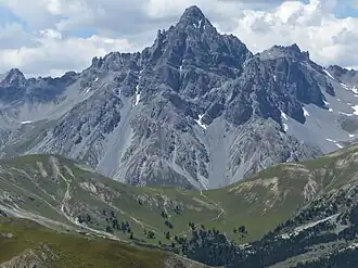 Piz Plavna Dadaint von Osten vom Mot Tavrü mit dem Pass Sur il Foss am Ende des Val Mingèr.