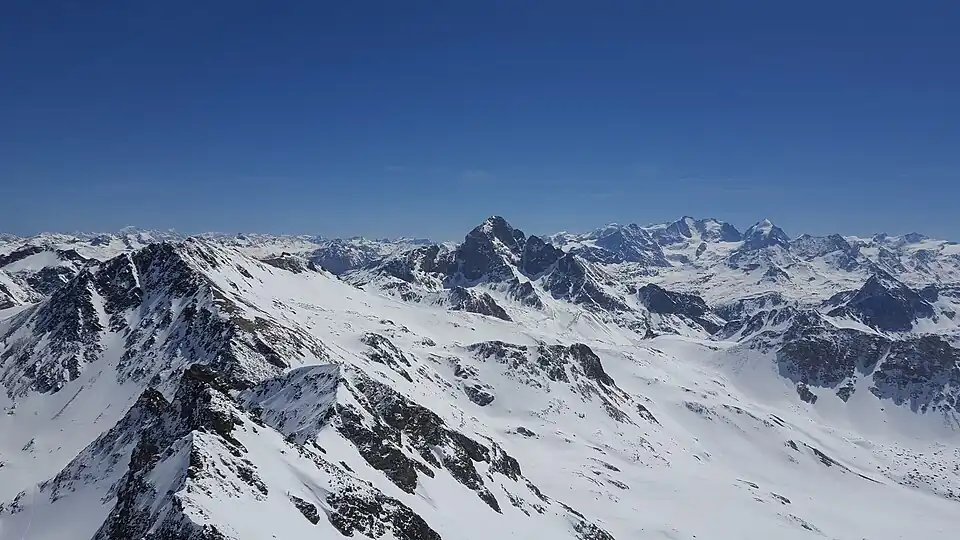 Blick nach Südosten zu (vlnr.) Piz Surgonda, Piz Julier und die Berninagruppe.