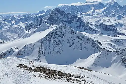 Piz Surgonda (vorne) und Piz Julier (hinten), aufgenommen von der Tschima da Flix.