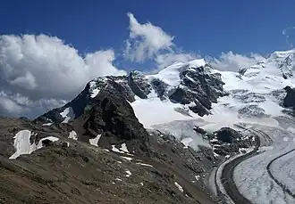 Piz Cambrena über dem Persgletscher (2021). Links Piz d’Arlas, davor Piz Trovat; am rechten Bildrand Piz Palü
