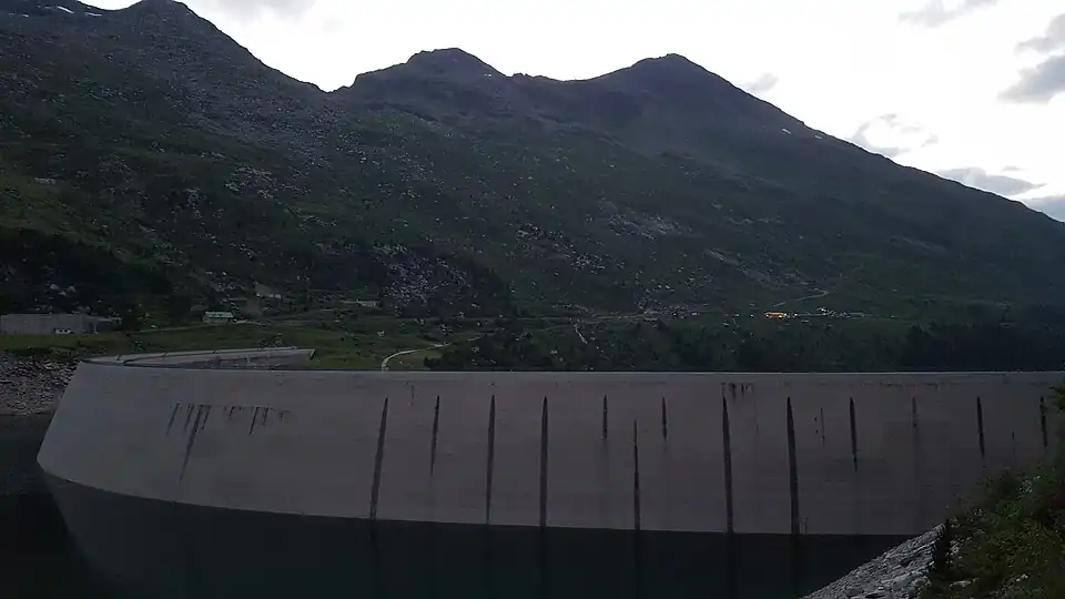 Piz dil Crot/Pizzo Crotto (Bildmitte) und Piz Miez/Cimalmotta (rechts), aufgenommen vom Nordufer des Lago di Lei