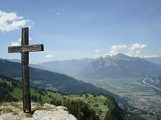 Gipfelkreuz Pizalun mit Blick auf den Gonzen und Bad Ragaz