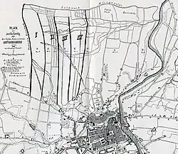 Der Name rührt von den acht Königshufen