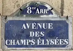 Schreibweisen auf Straßenschildern mit und ohne Bindestrich