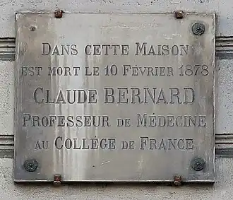 An Haus Nr. 40: Tafel in Erinnerung an Claude Bernard