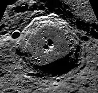 Krater Plaskett mit Zentralberg; die Folge von Punkten am linken Kraterrand ist kein Artefakt.