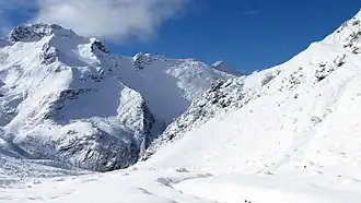 Plasteikopf (links), vom Bettlerjoch gesehen. (Rechts im Hintergrund: der Hochspeler.)