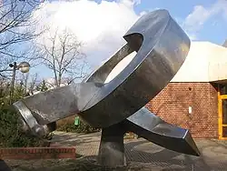 Ikarus (1983), Berlin-Tempelhof, Holzmannstraße vor der Marianne-Cohn-Schule