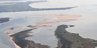 Blick über die beiden Landspitzen des Bessin hinweg nach Süden auf die Hahnentiefschaar (Bildmitte)