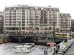 Blick spreeaufwärts auf die Weidendammer Brücke heute