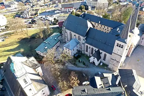 Drohnenaufnahme vom Berengarplatz eingerahmt u.&nbsp;a. von Pfarrkirche St. Andreas und Stiftskirche