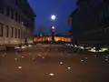 Platz der Grundrechte bei Nacht.