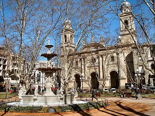 Blick über die Plaza Matriz zur Kathedrale