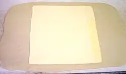 Das Ziehfett wird auf den nun ausgerollten Grundteig gelegt