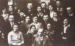 eine Gruppe von ca. 20 Menschen, davon sind 12 Frauen