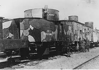 Der Kanonenwagen des Panzerzug Bartosz Głowacki (1920), Erkennbar hier ist der Suchscheinwerferwagen im Hintergrund (letztes Fahrzeug mit Turm)