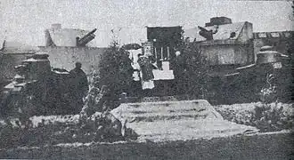 Die zwei Kanonenwagen des Eisenbahnpanzerzug Groźny (1936), rechts die 10-cm-Haubitze, links eine 7,5-cm-Kanone