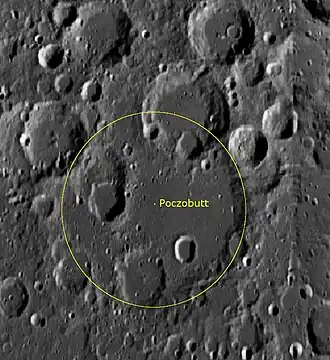 LRO-Aufnahme, das Kratergebiet ist gelb eingekreist.