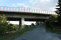 Autobahnbrücke vor dem Ort