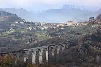 Die Eisenbahnbrücke Ponte di Villetta, im Hintergrund Poggio
