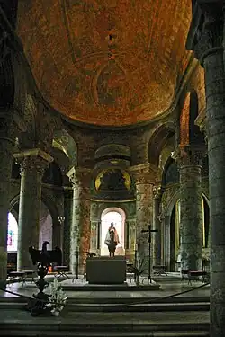 Notre-Dame la Grande in Poitiers, 1086 geweiht, roma­nisch, pseu­do­basilikal, mit niedrigem Kapellen­kranz