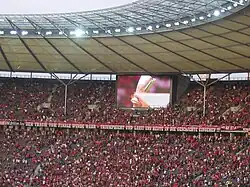 Der bis 2010 vergebene Pokal (auf der Großbildleinwand zu sehen)