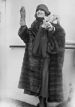 Schauspielerin Pola Negri in einem quer verarbeiteten, ausgelassenen Zobelmantel (1927)