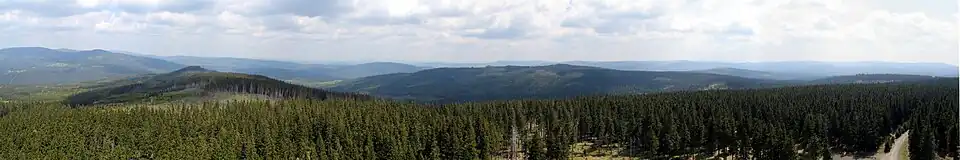 Panoramablick vom Aussichtsturm nach Norden auf die Berge Skalka (Kleine Riegeln, 1237&nbsp;m, links) und Křemelná (Kiesleiten, 1125&nbsp;m, Mitte)