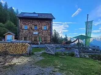 Die Polinikhütte (laut Plakette "Polinikhaus") im September 2025