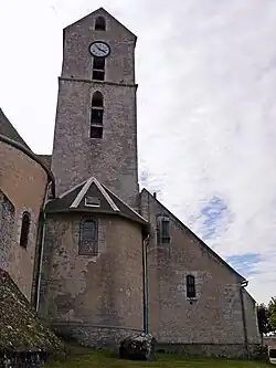 Lage des Steins vor der Kirche von Buno-Bonnevaux